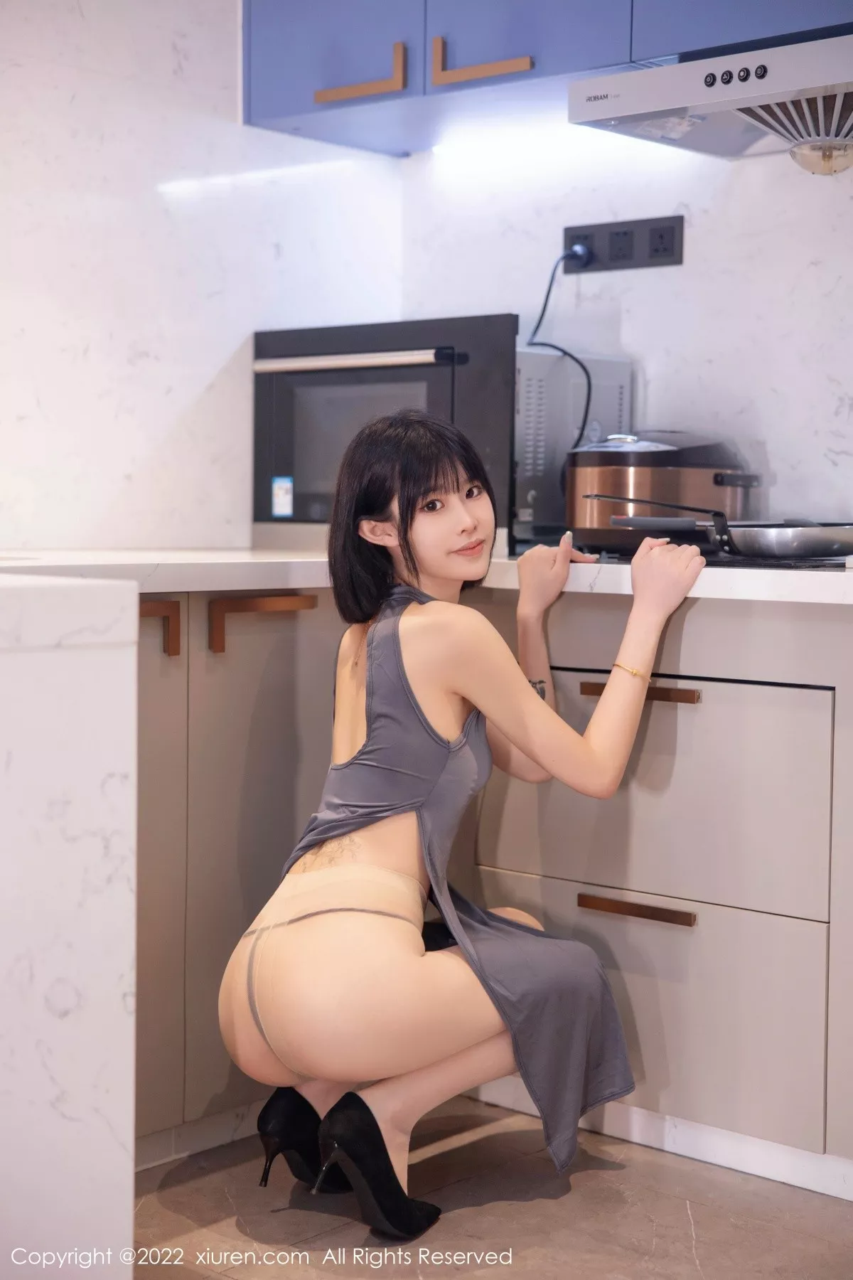 秀人集.com_[XiuRen秀人网]No.5482_模特77qiqi私房性感深灰色连衣服饰配超薄肉丝裤袜甜美迷人写真74P