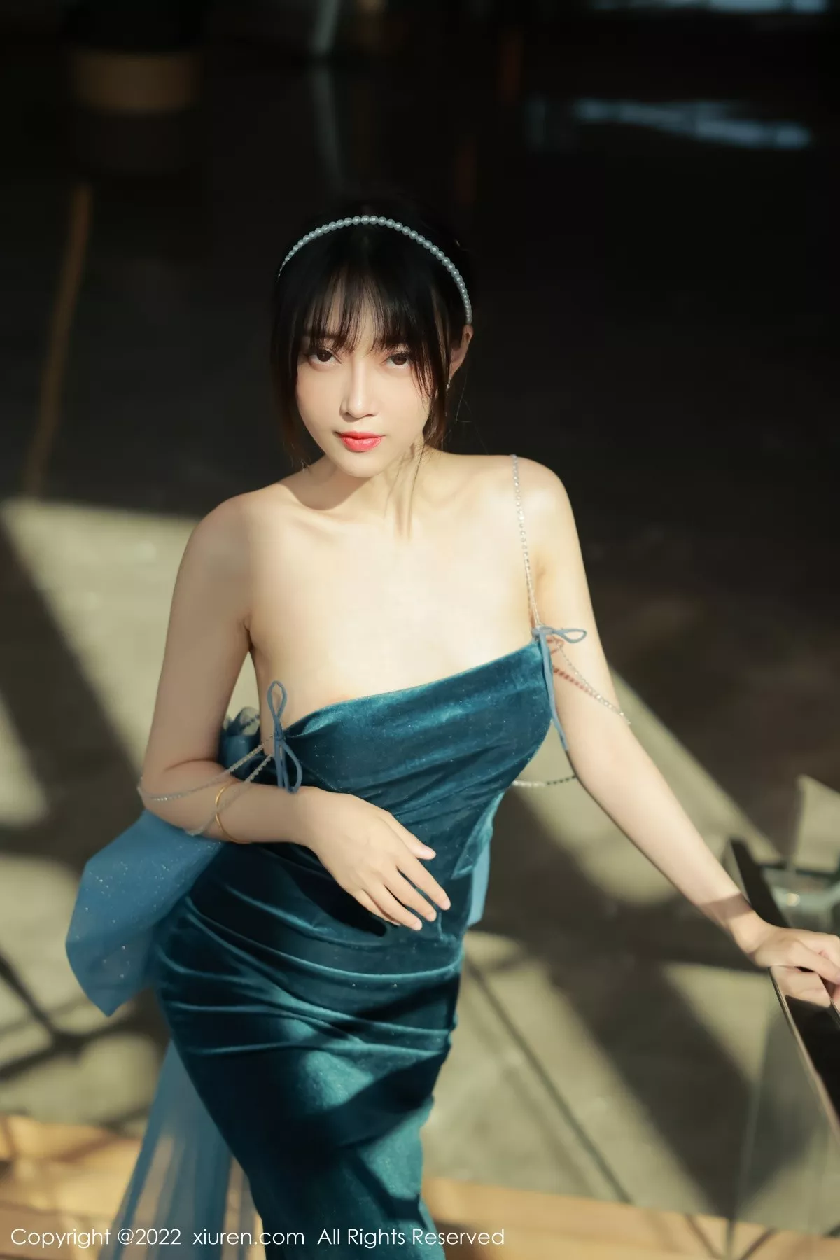 秀人集.com_[XiuRen秀人网]No.5493_模特玥儿玥er香格里拉旅拍暗绿色吊带长裙秀完美身材诱惑写真59P