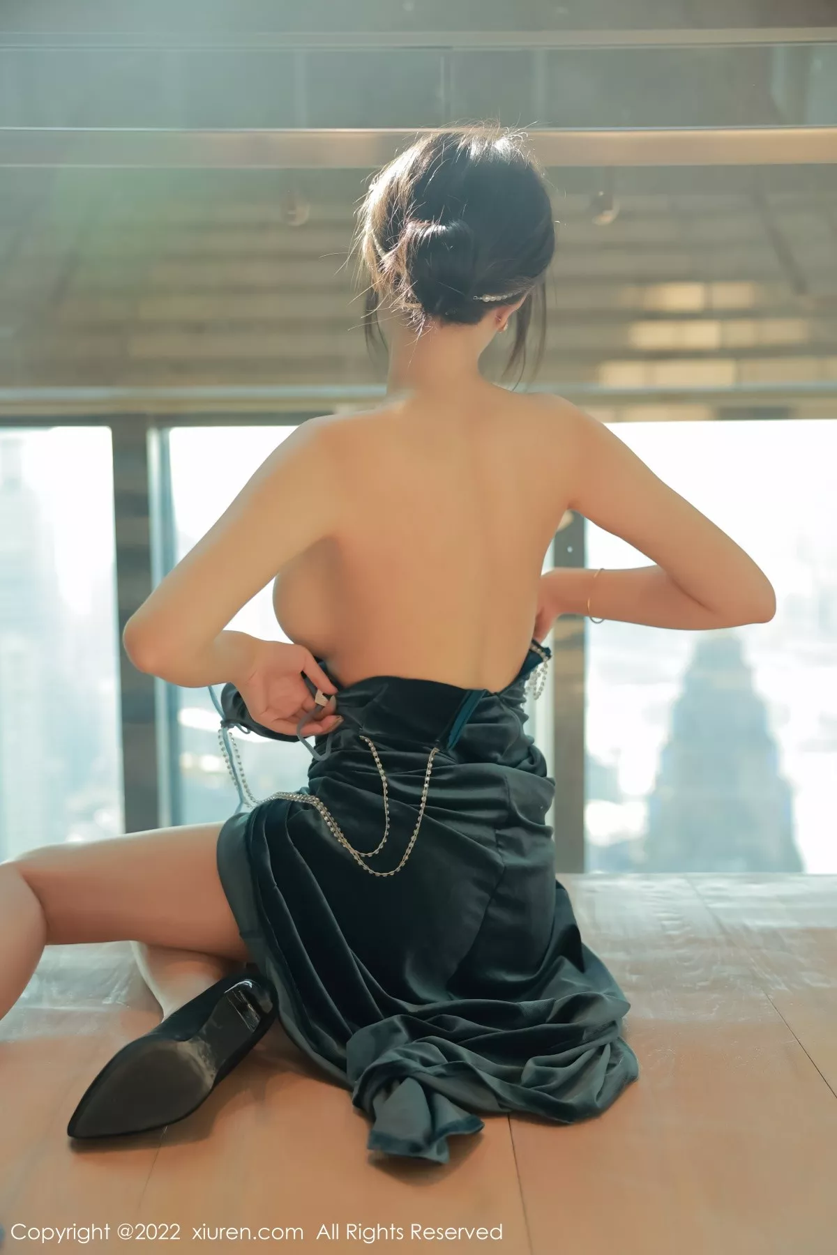 秀人集.com_[XiuRen秀人网]No.5493_模特玥儿玥er香格里拉旅拍暗绿色吊带长裙秀完美身材诱惑写真59P