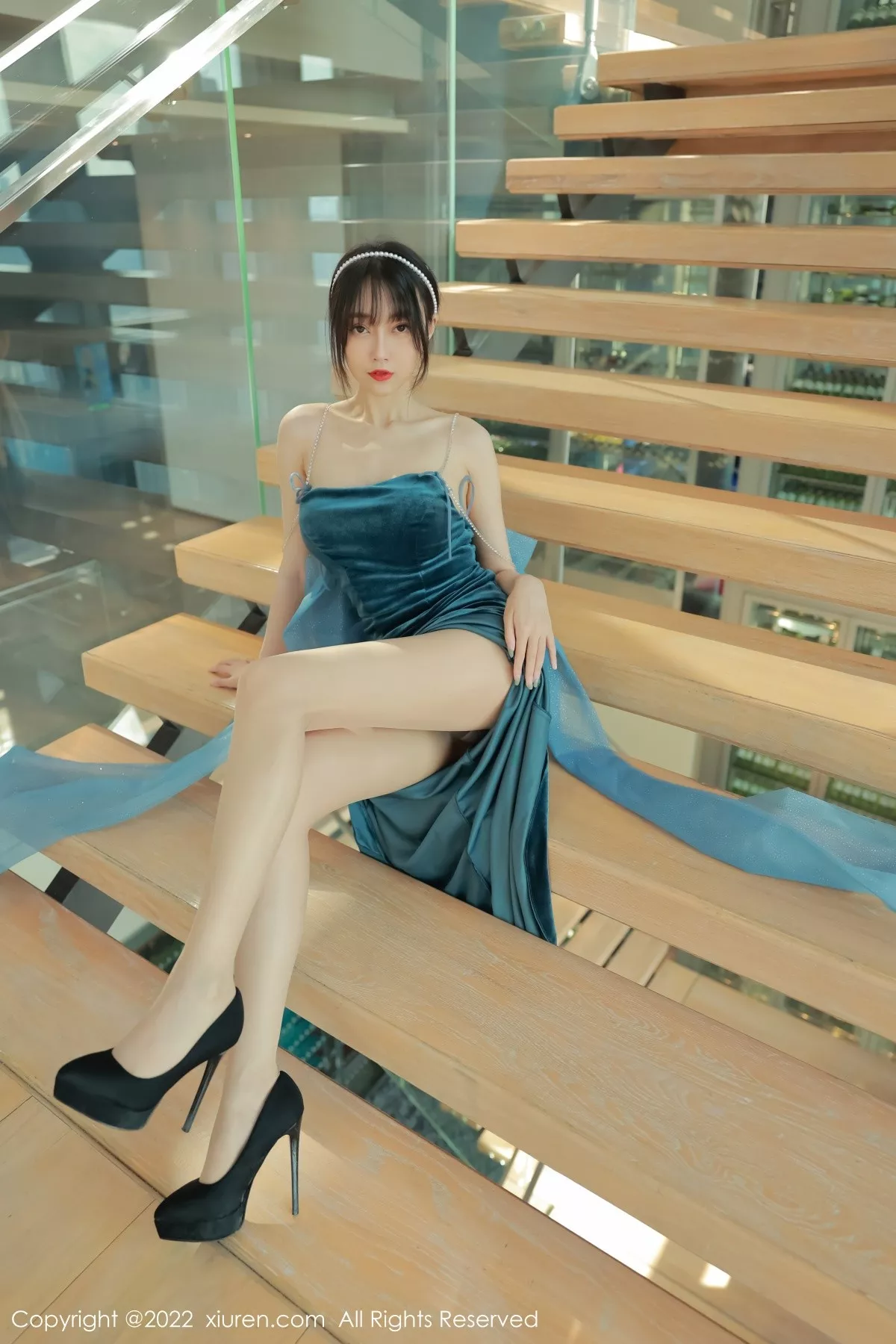 秀人集.com_[XiuRen秀人网]No.5493_模特玥儿玥er香格里拉旅拍暗绿色吊带长裙秀完美身材诱惑写真59P