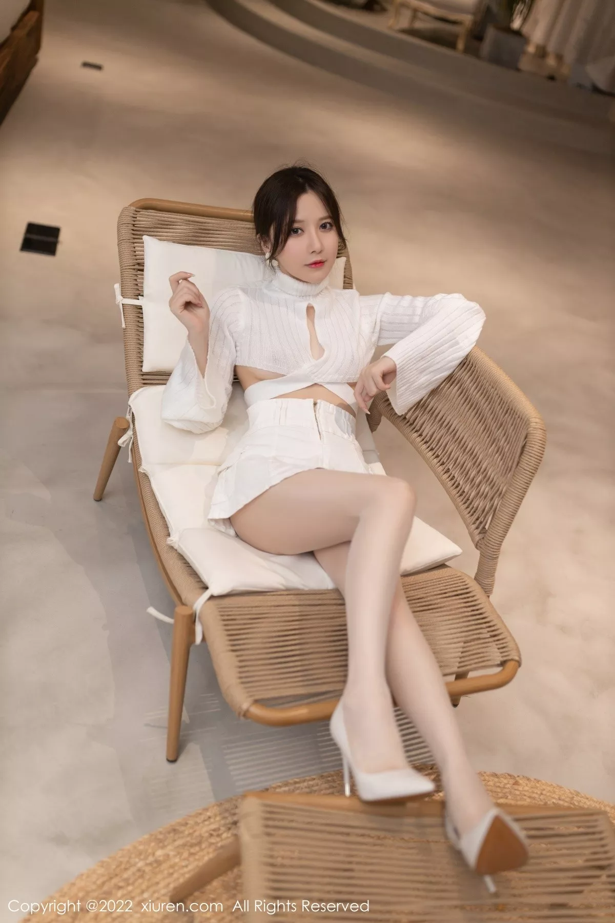 秀人集.com_[XiuRen秀人网]No.5503_模特鱼子酱Fish纯白轻透上衣配白短裙露闪亮开档肉丝诱惑写真81P