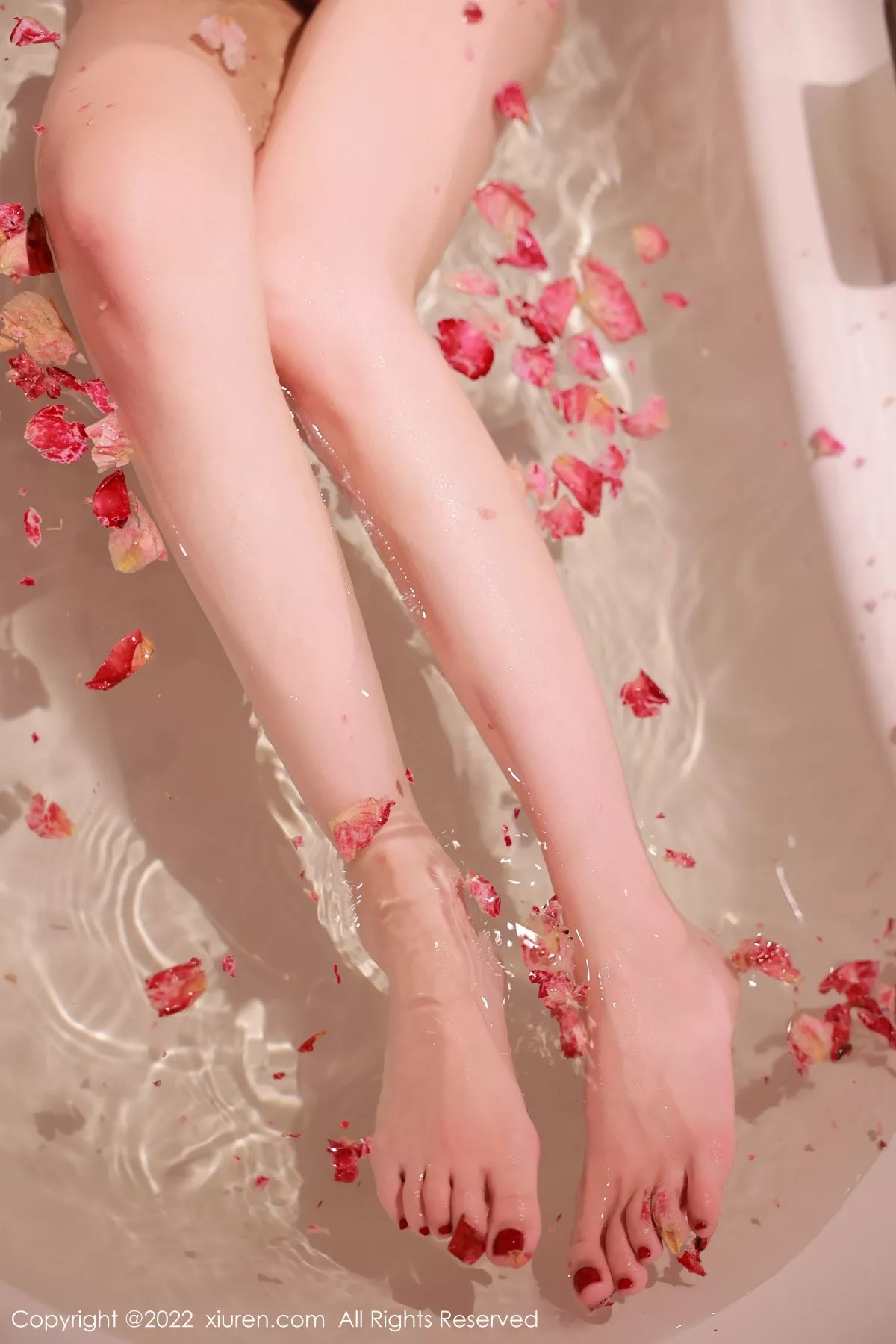 秀人集.com_[XiuRen秀人网]No.5496_模特tina_甜仔浴缸场景红色轻透网纱外衣秀凹凸身材迷人诱惑写真50P