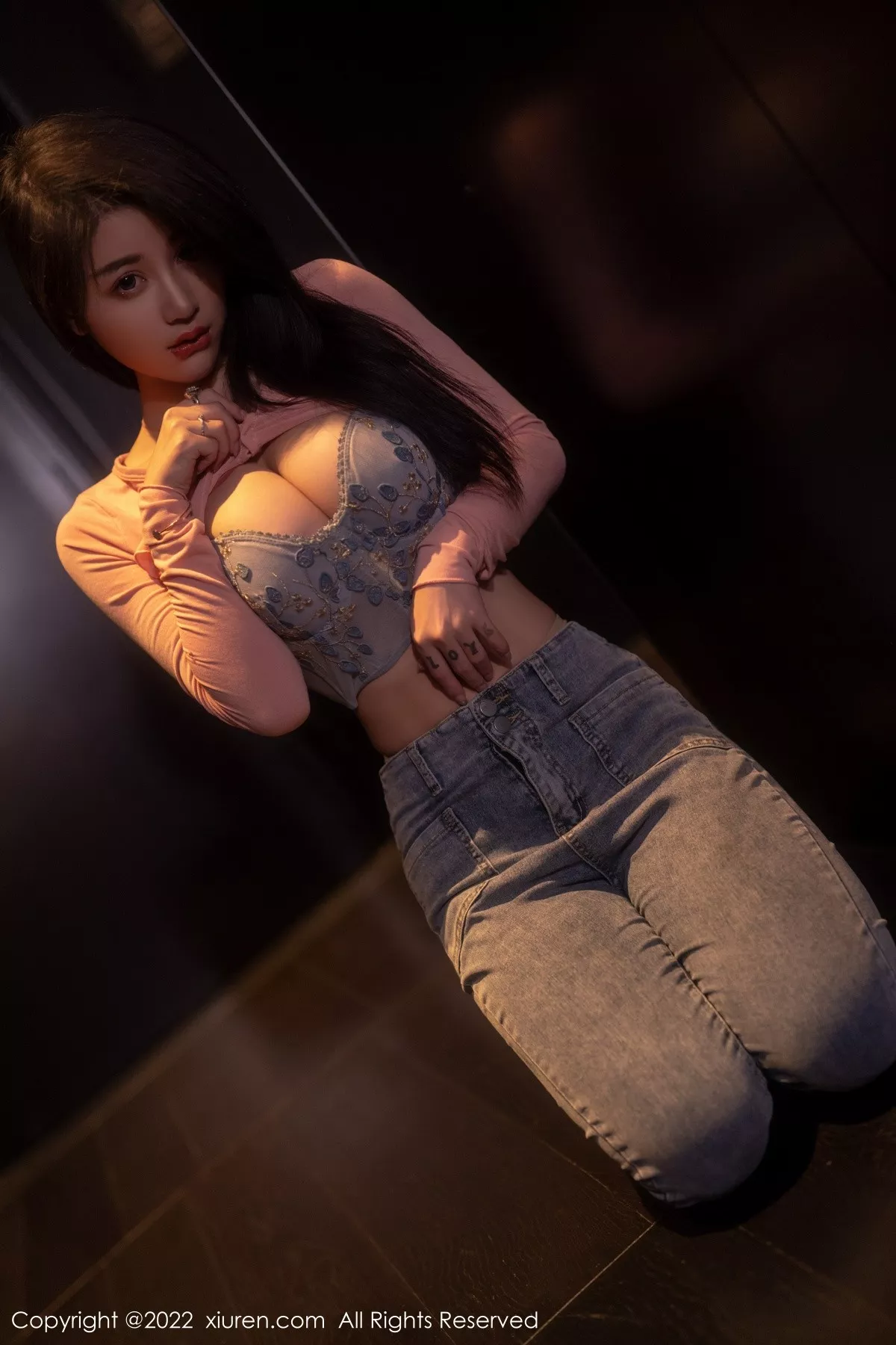 秀人集.com_[XiuRen秀人网]No.5506_模特美七Mia西双版纳旅拍粉色上衣配牛仔裤露性感内衣诱惑写真65P