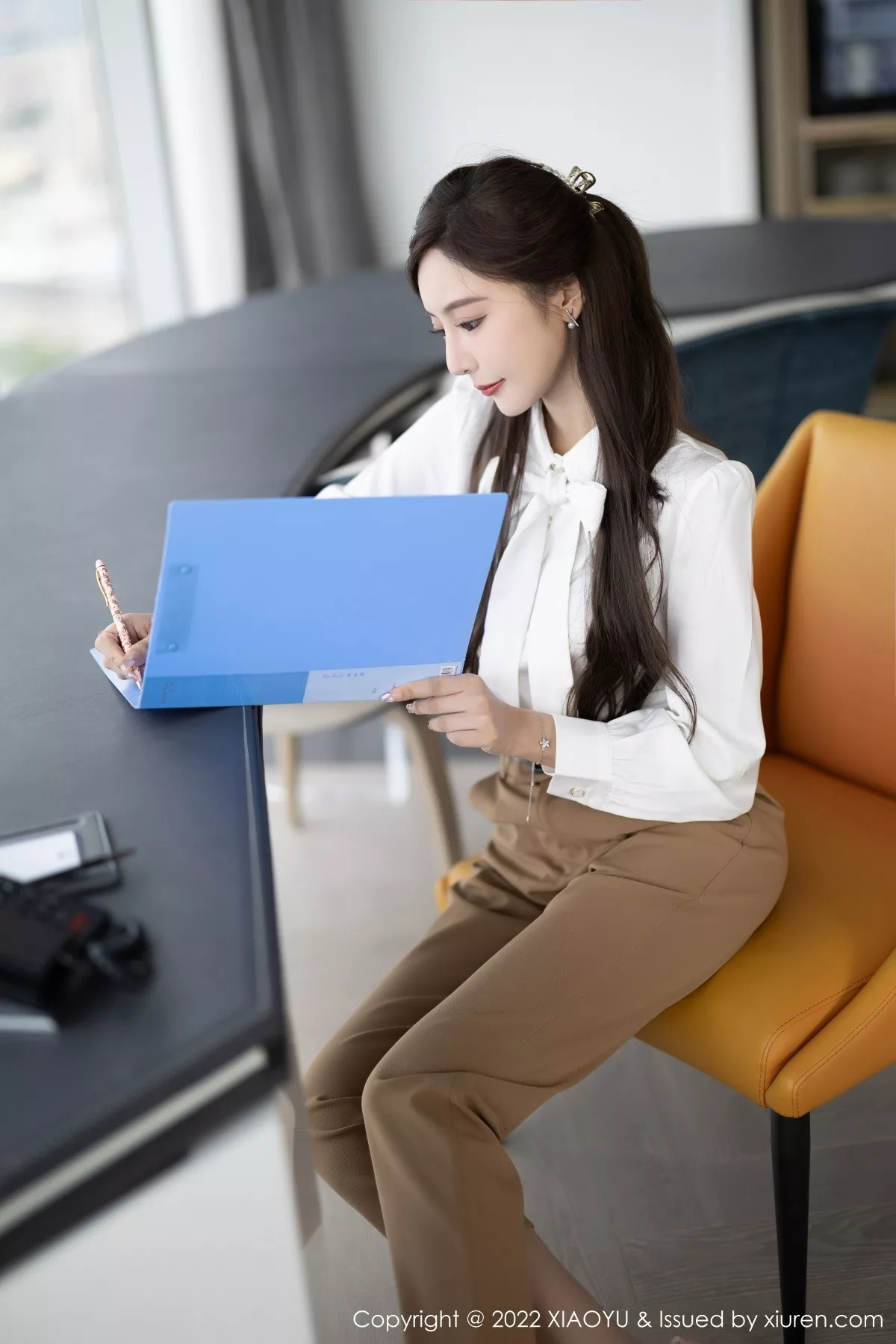 秀人集.com_[XiaoYu画语界]Vol.852_女神王馨瑶yanni性感白T配长裤半脱露粉色蕾丝内衣惹火诱惑写真81P