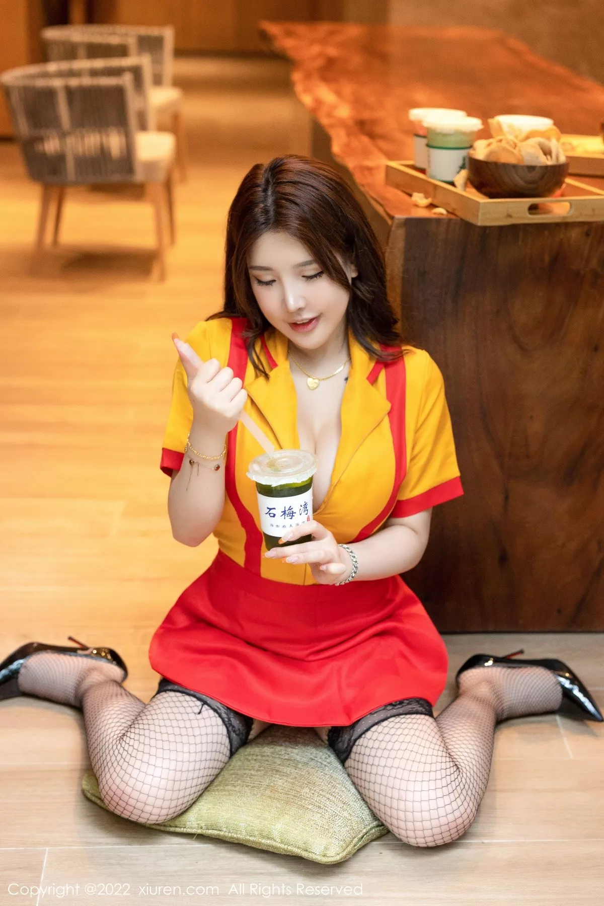 秀人集.com_[XiuRen秀人网]No.5509_模特小海臀Rena海南旅拍服务员制服秀丰满身材撩人诱惑写真56P