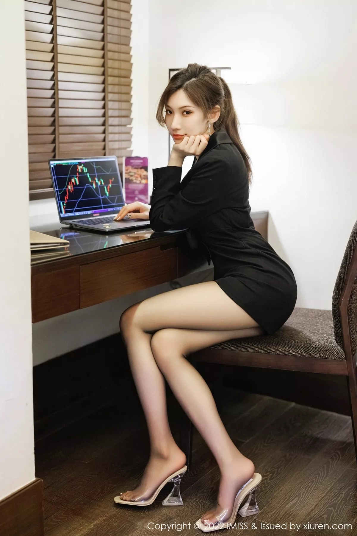 秀人集.com_[IMISS爱蜜社]Vol.695_女神小狐狸Kathryn性感黑色职业装半脱露黑色内衣迷人诱惑写真54P