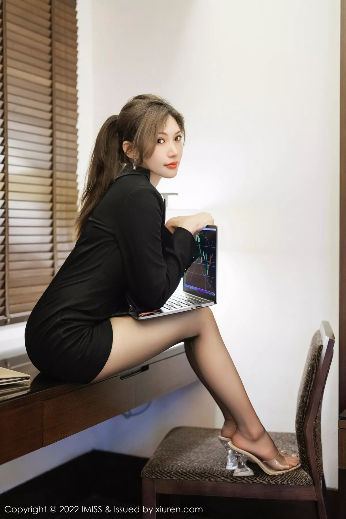 秀人集.com_[IMISS爱蜜社]Vol.695_女神小狐狸Kathryn性感黑色职业装半脱露黑色内衣迷人诱惑写真54P