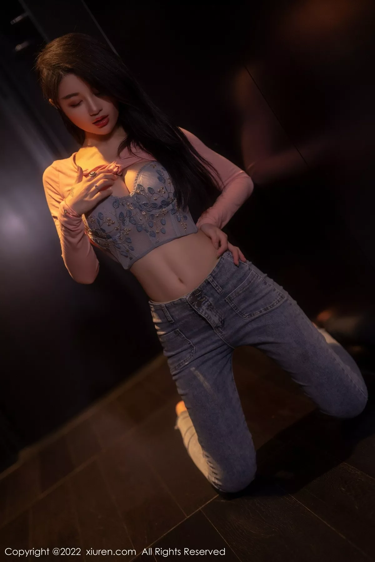 秀人集.com_[XiuRen秀人网]No.5506_模特美七Mia西双版纳旅拍粉色上衣配牛仔裤露性感内衣诱惑写真65P