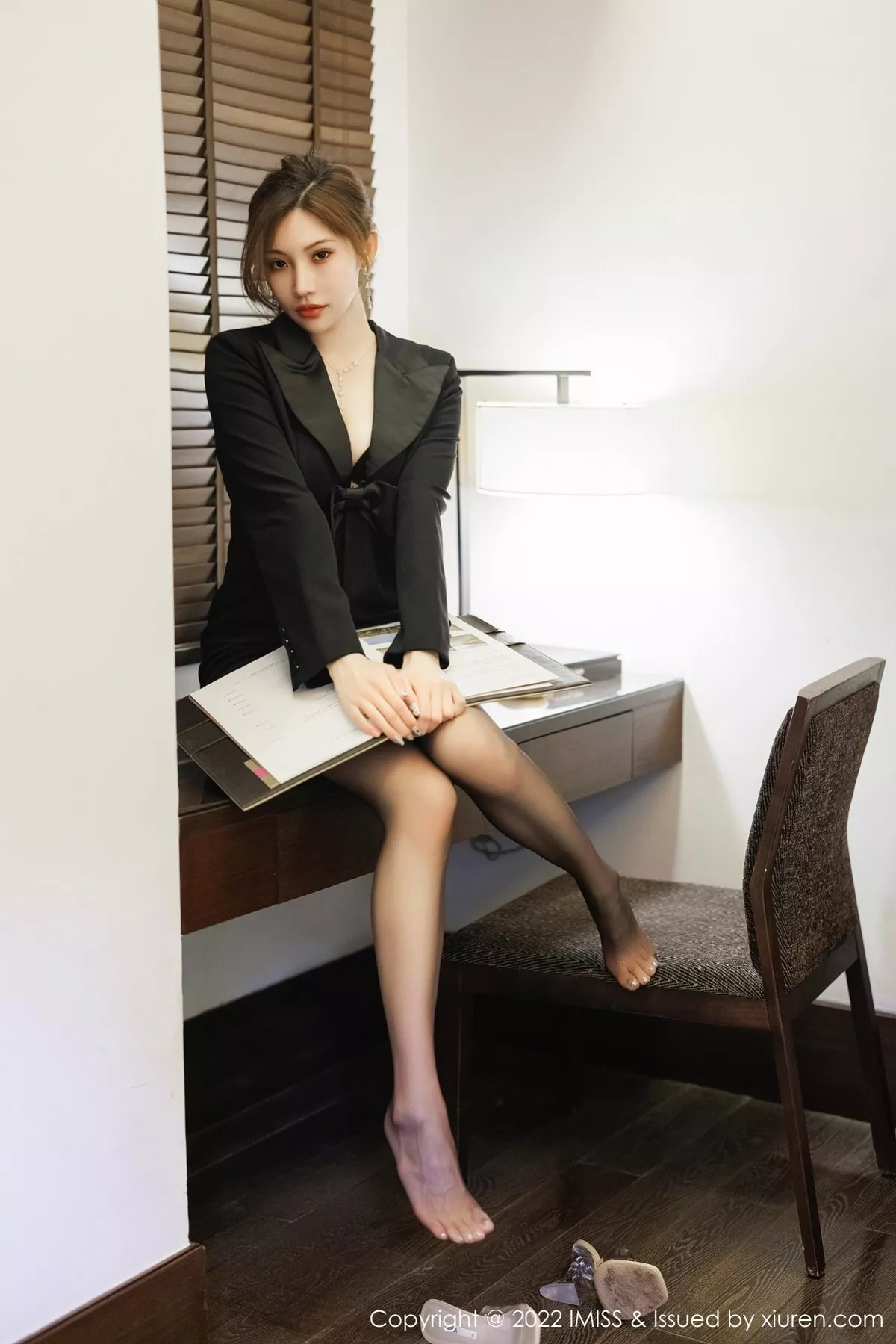 秀人集.com_[IMISS爱蜜社]Vol.695_女神小狐狸Kathryn性感黑色职业装半脱露黑色内衣迷人诱惑写真54P