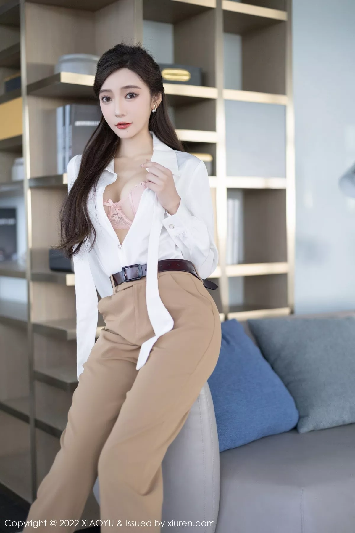 秀人集.com_[XiaoYu画语界]Vol.852_女神王馨瑶yanni性感白T配长裤半脱露粉色蕾丝内衣惹火诱惑写真81P