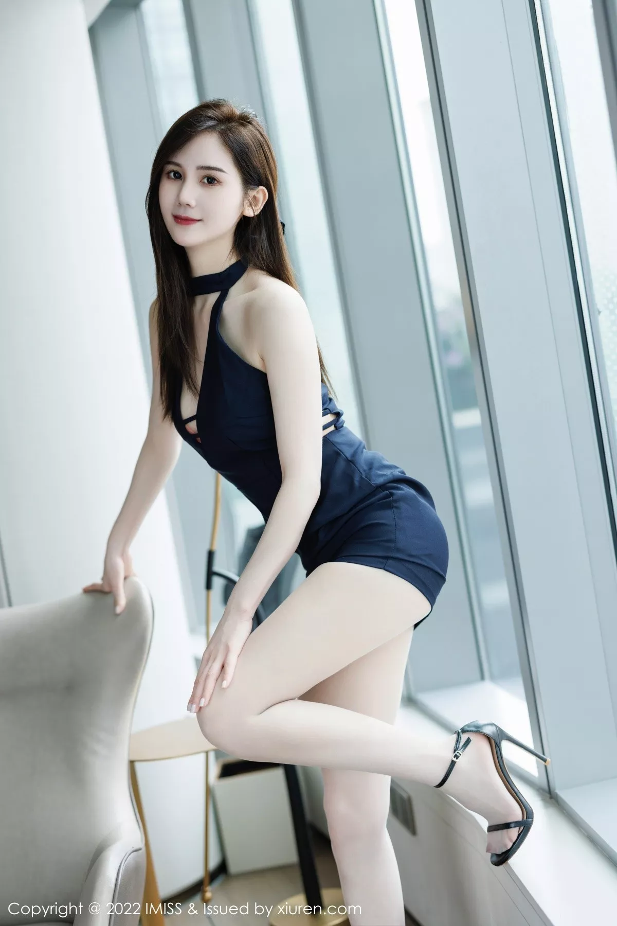 秀人集.com_[IMISS爱蜜社]Vol.702_气质女神SISY思脱深蓝色连衣短裙露性感橙色内衣迷人诱惑写真33P