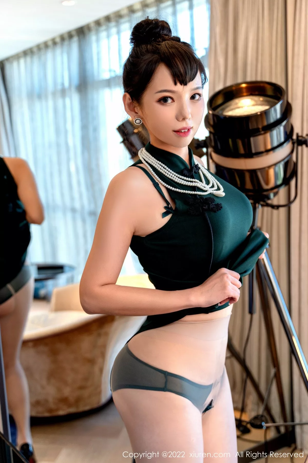 秀人集.com_[XiuRen秀人网]No.5646_模特大美妞儿墨绿色修身旗袍半脱露性感内衣秀完美身材诱惑写真64P