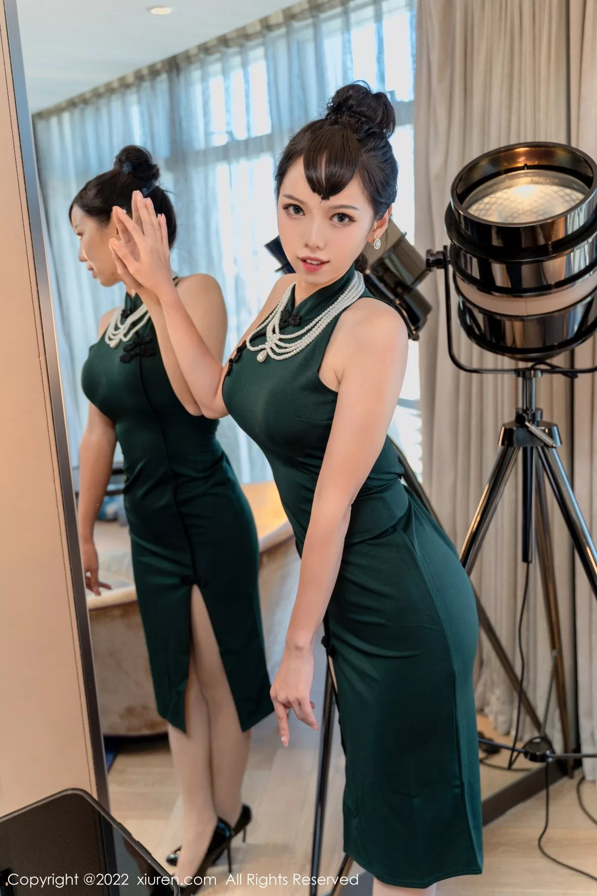 秀人集.com_[XiuRen秀人网]No.5646_模特大美妞儿墨绿色修身旗袍半脱露性感内衣秀完美身材诱惑写真64P