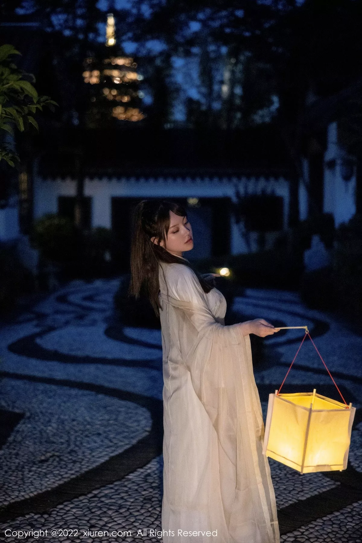 秀人集.com_[XiuRen秀人网]No.5653_模特豆瓣酱私房性感白色古装服饰半脱露白嫩豪乳惹火诱惑写真77P