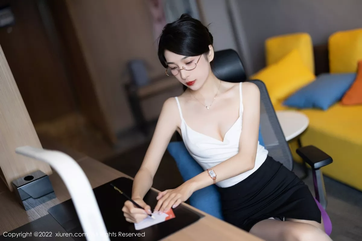 秀人集.com_[XiuRen秀人网]No.5656_模特林乐一白色吊带衣配黑短裙露开档灰丝秀曼妙身姿诱惑写真90P