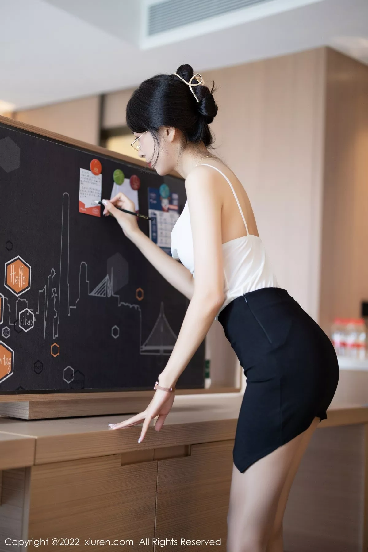 秀人集.com_[XiuRen秀人网]No.5656_模特林乐一白色吊带衣配黑短裙露开档灰丝秀曼妙身姿诱惑写真90P