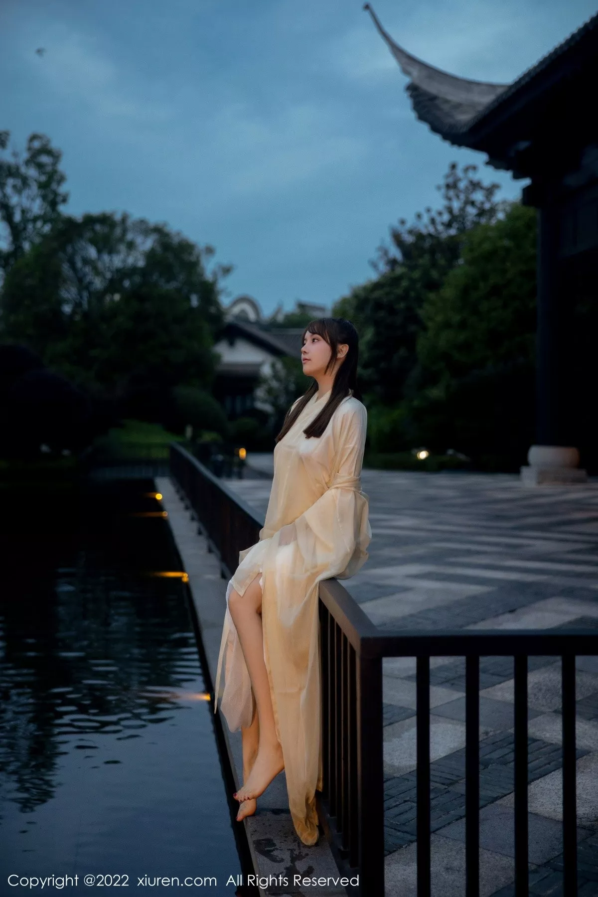 秀人集.com_[XiuRen秀人网]No.5653_模特豆瓣酱私房性感白色古装服饰半脱露白嫩豪乳惹火诱惑写真77P