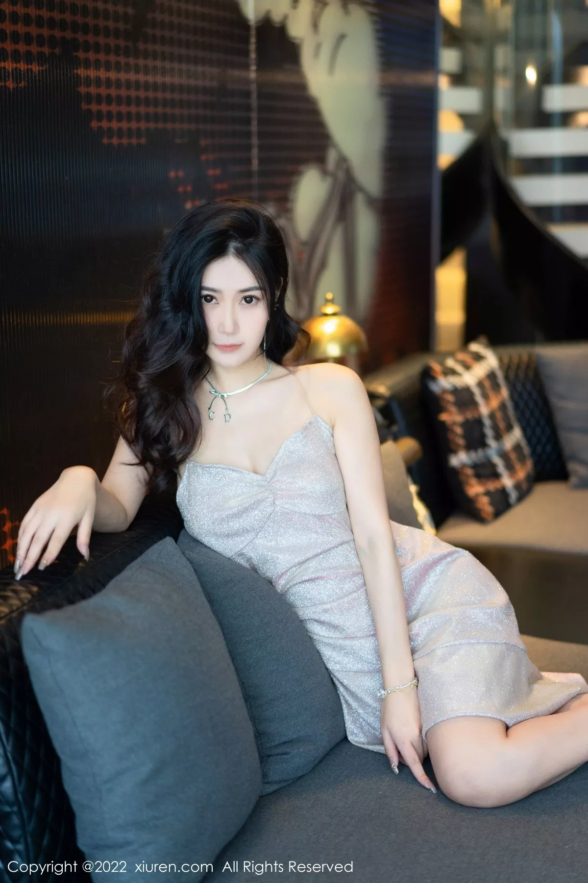 秀人集.com_[XiuRen秀人网]No.5659_模特Laura阿姣性感银色吊带短裙半脱秀惹火身材极致诱惑写真65P