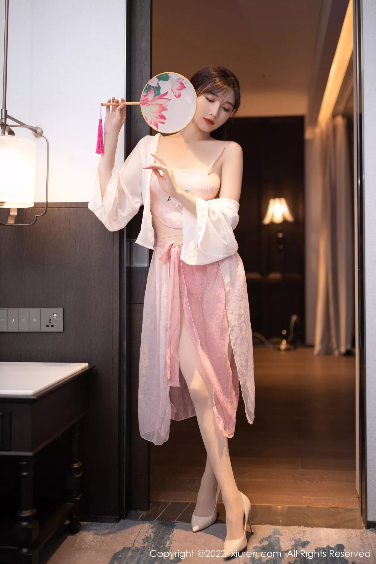 秀人集.com_[XiuRen秀人网]No.5666_模特陆萱萱性感粉色古装服配超薄肉丝秀完美身材撩人诱惑写真82P