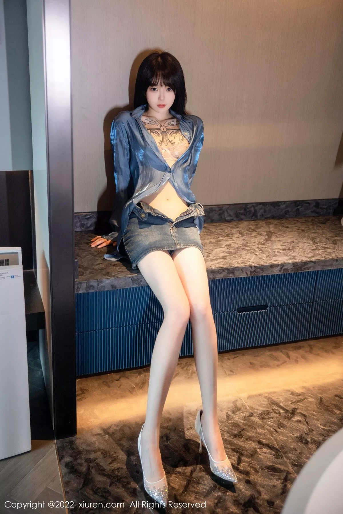 秀人集.com_[XiuRen秀人网]No.5662_模特奶瓶性感蓝色上衣配牛仔短裙半脱露浅色蕾丝内衣诱惑写真97P