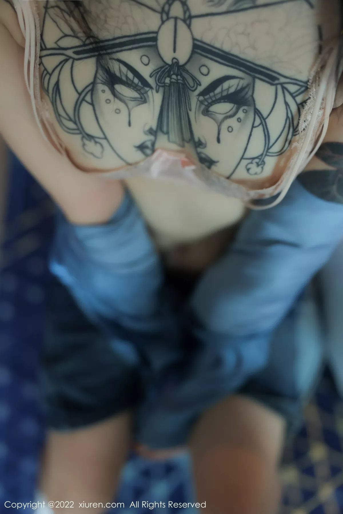 秀人集.com_[XiuRen秀人网]No.5662_模特奶瓶性感蓝色上衣配牛仔短裙半脱露浅色蕾丝内衣诱惑写真97P