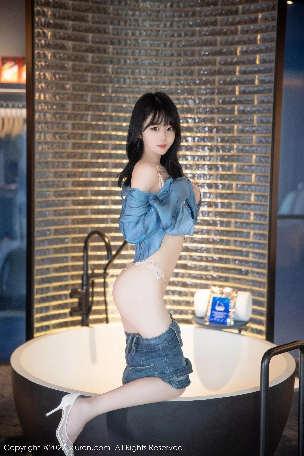 秀人集.com_[XiuRen秀人网]No.5662_模特奶瓶性感蓝色上衣配牛仔短裙半脱露浅色蕾丝内衣诱惑写真97P