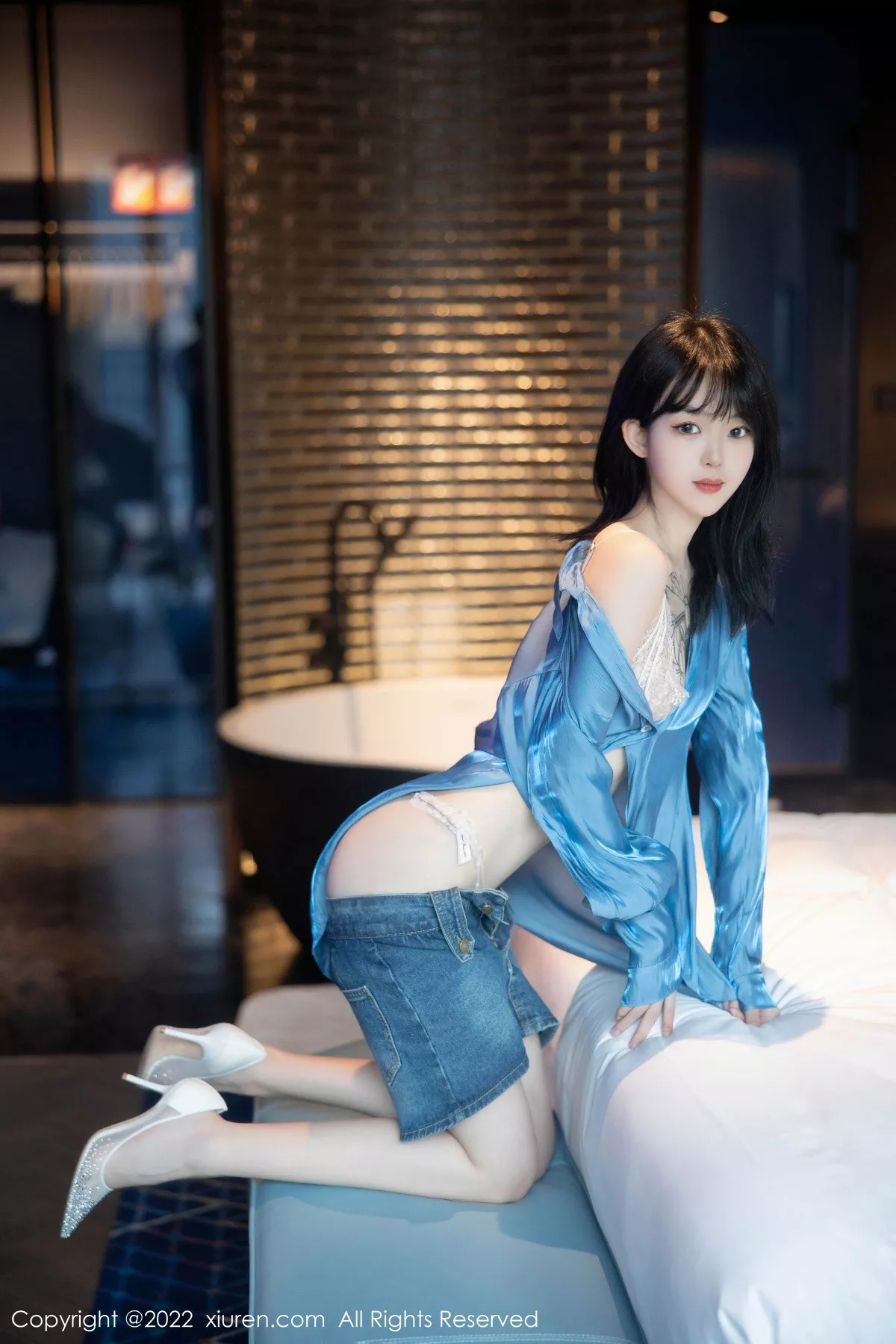 秀人集.com_[XiuRen秀人网]No.5662_模特奶瓶性感蓝色上衣配牛仔短裙半脱露浅色蕾丝内衣诱惑写真97P