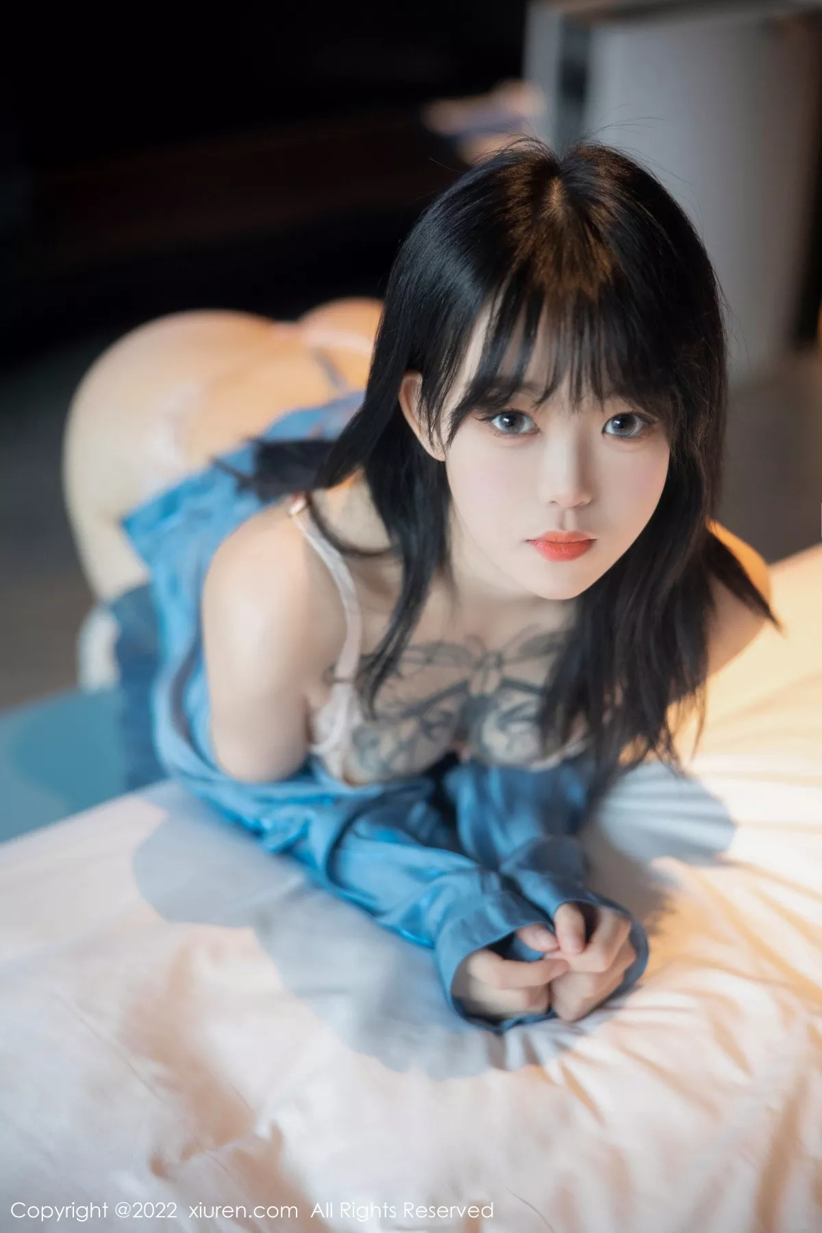 秀人集.com_[XiuRen秀人网]No.5662_模特奶瓶性感蓝色上衣配牛仔短裙半脱露浅色蕾丝内衣诱惑写真97P