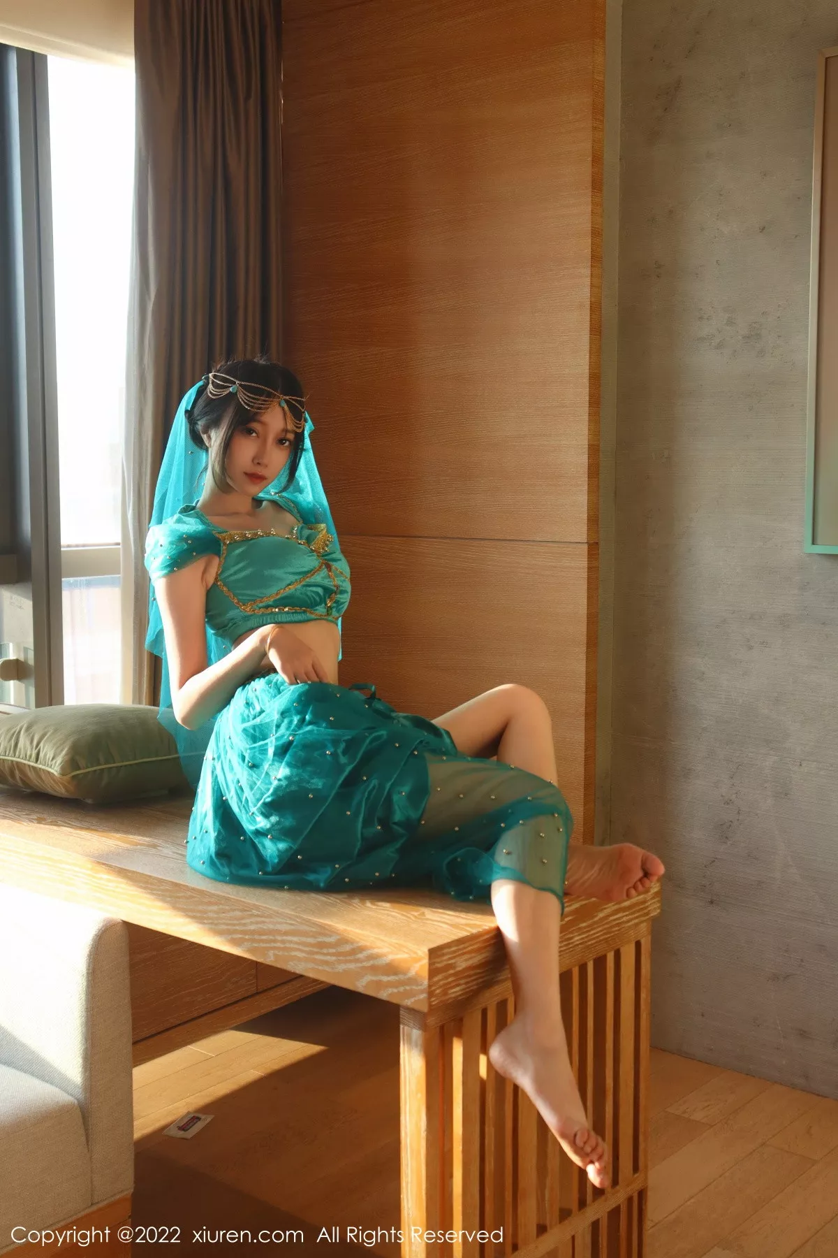 秀人集.com_[XiuRen秀人网]No.5670_模特玥儿玥er银色闪亮吊带裙+西域风情服饰秀完美身材性感写真51P