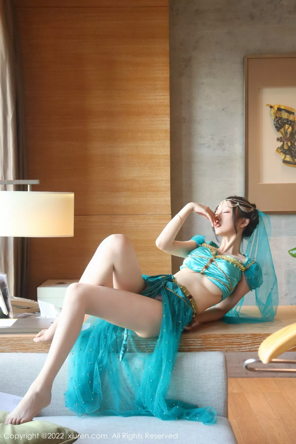 秀人集.com_[XiuRen秀人网]No.5670_模特玥儿玥er银色闪亮吊带裙+西域风情服饰秀完美身材性感写真51P