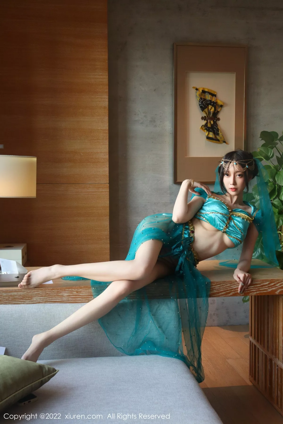 秀人集.com_[XiuRen秀人网]No.5670_模特玥儿玥er银色闪亮吊带裙+西域风情服饰秀完美身材性感写真51P