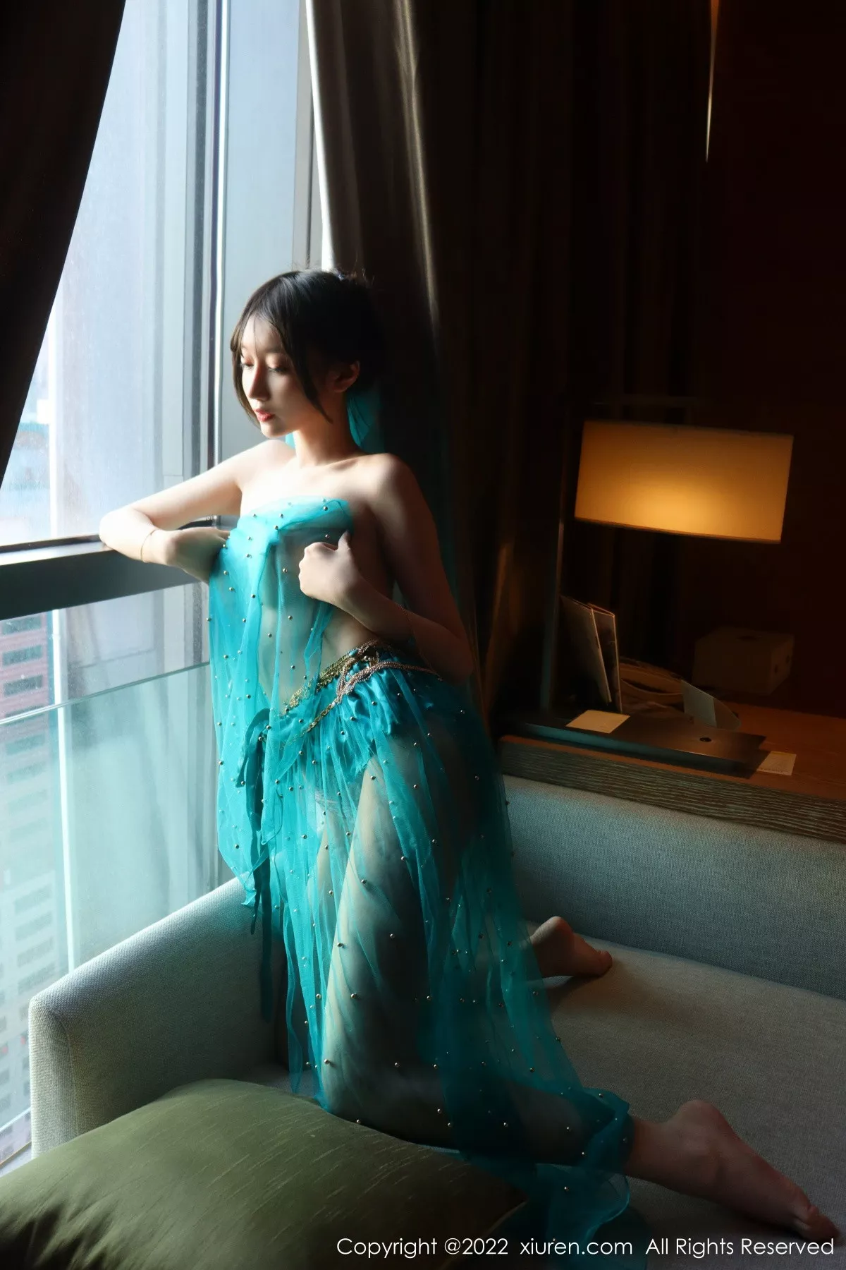 秀人集.com_[XiuRen秀人网]No.5670_模特玥儿玥er银色闪亮吊带裙+西域风情服饰秀完美身材性感写真51P