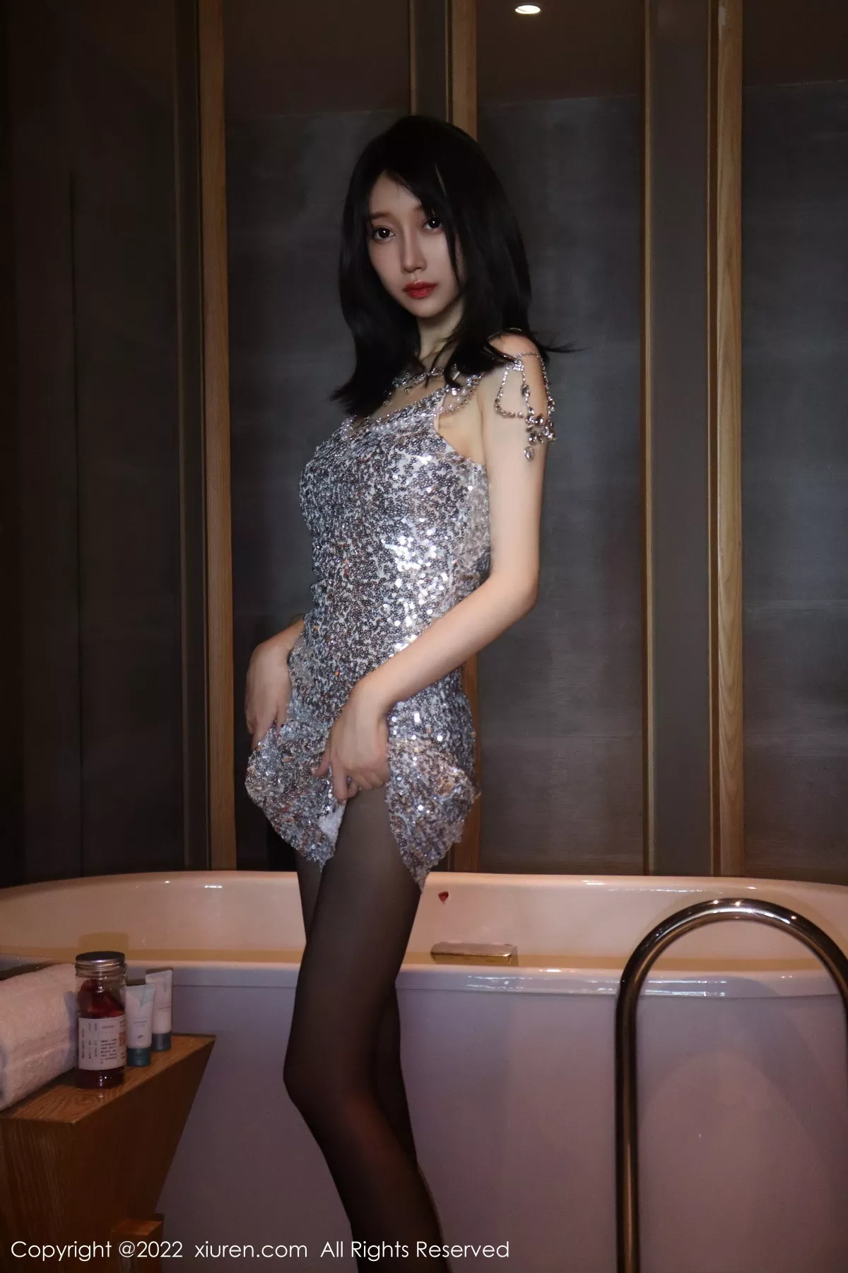 秀人集.com_[XiuRen秀人网]No.5670_模特玥儿玥er银色闪亮吊带裙+西域风情服饰秀完美身材性感写真51P