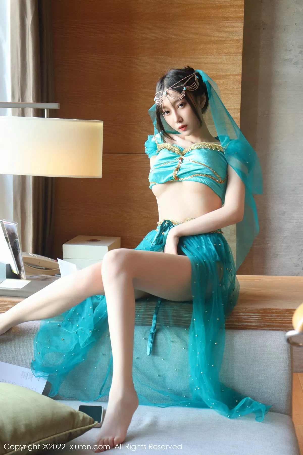 秀人集.com_[XiuRen秀人网]No.5670_模特玥儿玥er银色闪亮吊带裙+西域风情服饰秀完美身材性感写真51P