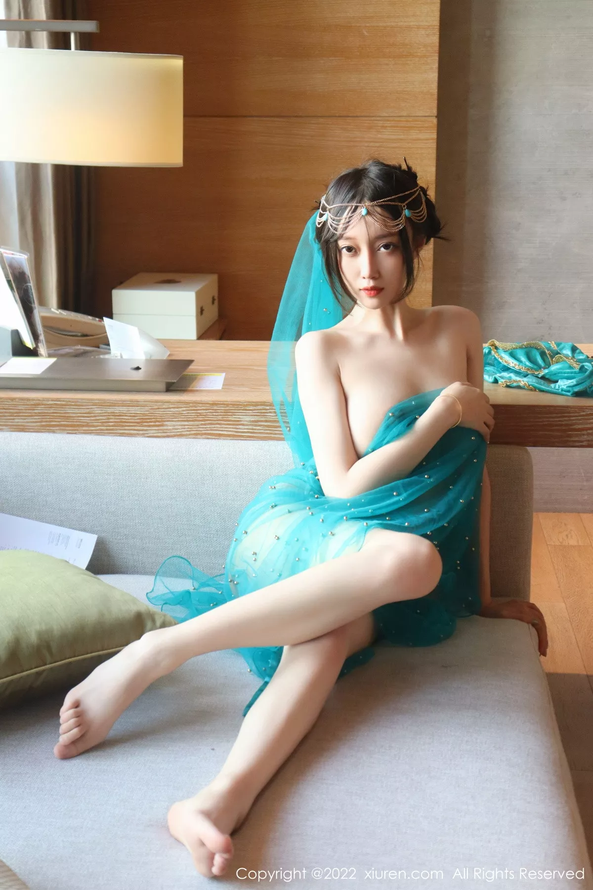 秀人集.com_[XiuRen秀人网]No.5670_模特玥儿玥er银色闪亮吊带裙+西域风情服饰秀完美身材性感写真51P