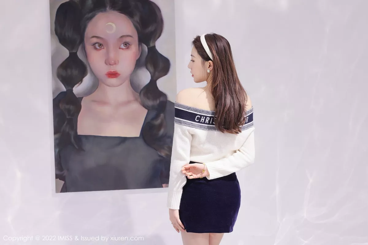 秀人集.com_[IMISS爱蜜社]Vol.704_气质女神Lynn刘奕宁艺术工作室低胸服饰配黑短裙性感迷人写真22P