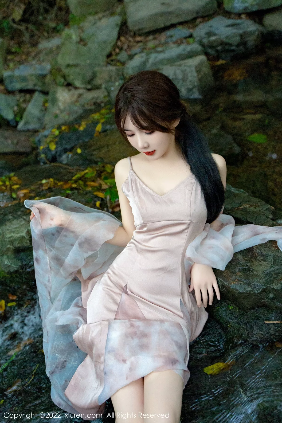 秀人集.com_[XiuRen秀人网]No.5690_模特婠婠么户外拍摄性感淡紫色吊带裙秀曼妙身材靓丽迷人写真81P