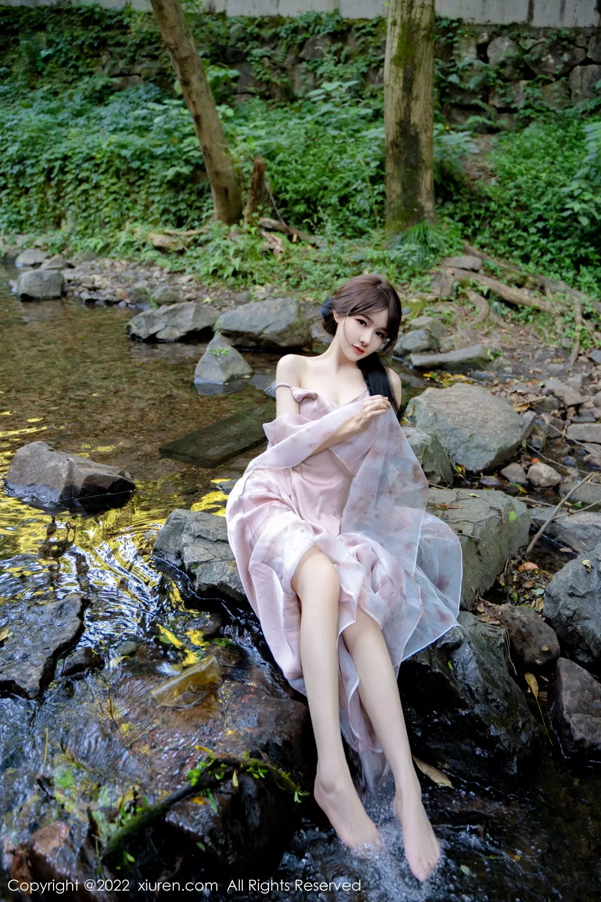 秀人集.com_[XiuRen秀人网]No.5690_模特婠婠么户外拍摄性感淡紫色吊带裙秀曼妙身材靓丽迷人写真81P