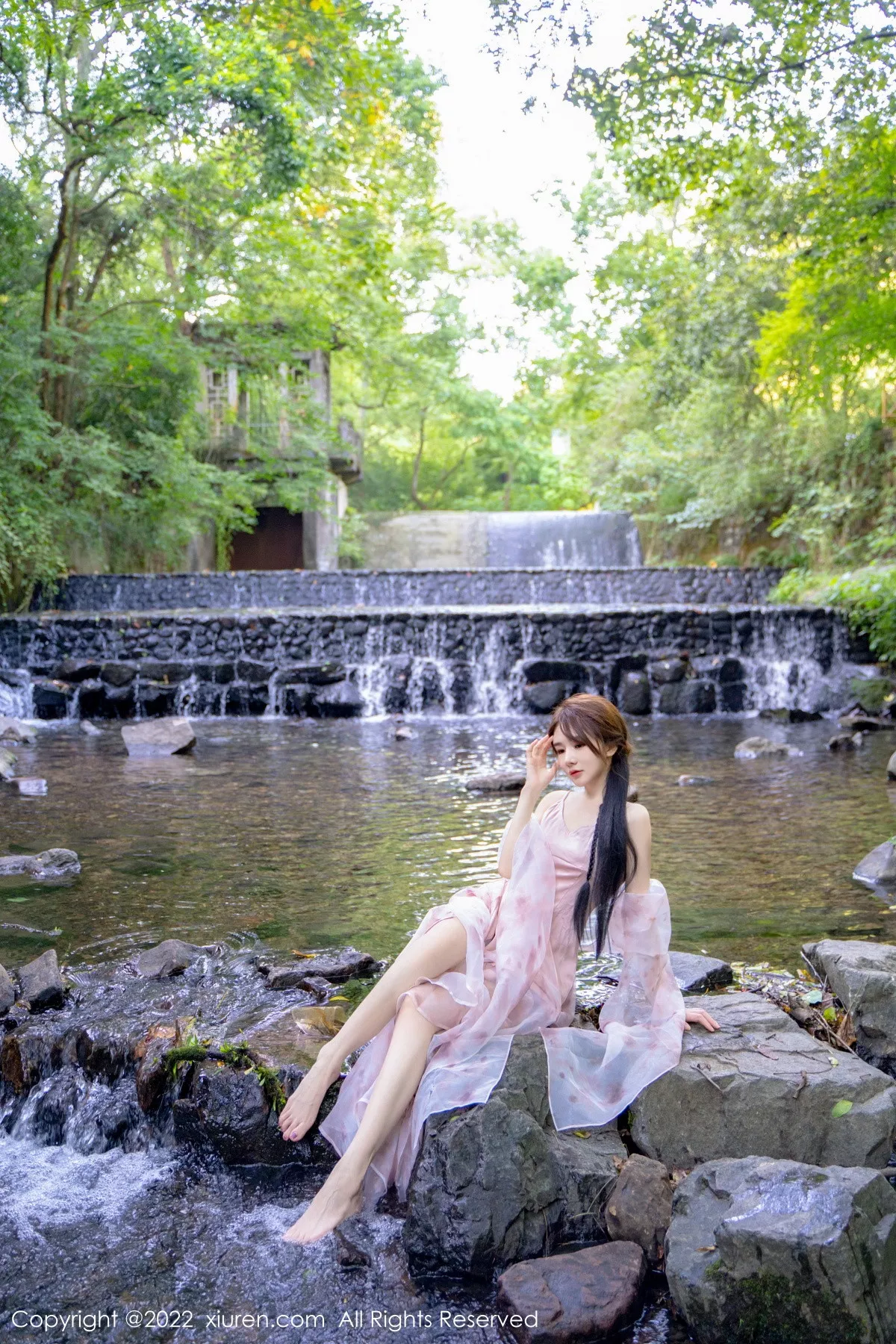 秀人集.com_[XiuRen秀人网]No.5690_模特婠婠么户外拍摄性感淡紫色吊带裙秀曼妙身材靓丽迷人写真81P