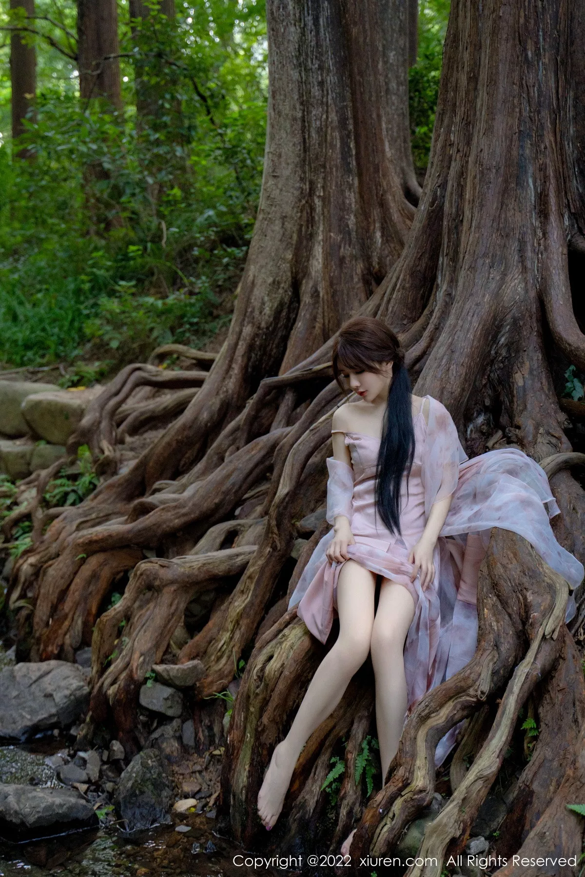 秀人集.com_[XiuRen秀人网]No.5690_模特婠婠么户外拍摄性感淡紫色吊带裙秀曼妙身材靓丽迷人写真81P