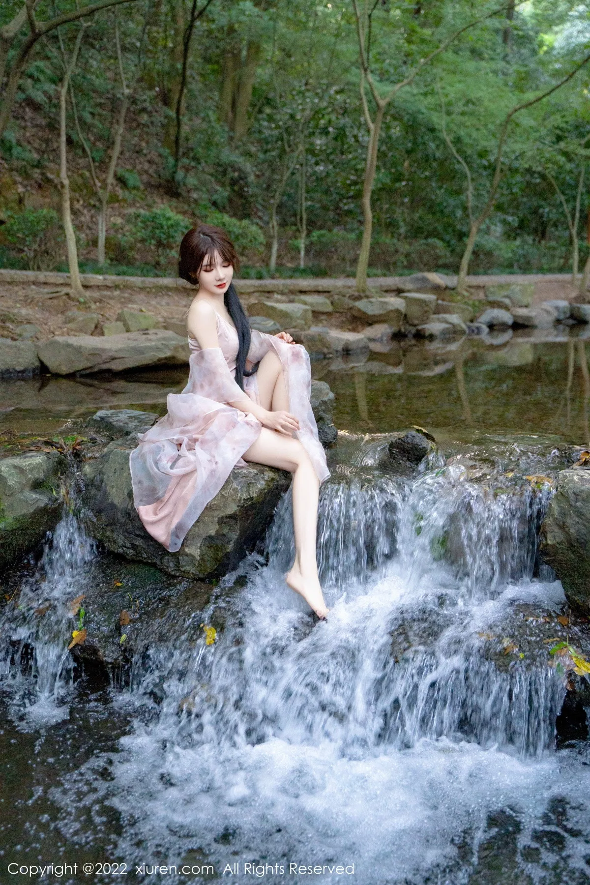 秀人集.com_[XiuRen秀人网]No.5690_模特婠婠么户外拍摄性感淡紫色吊带裙秀曼妙身材靓丽迷人写真81P