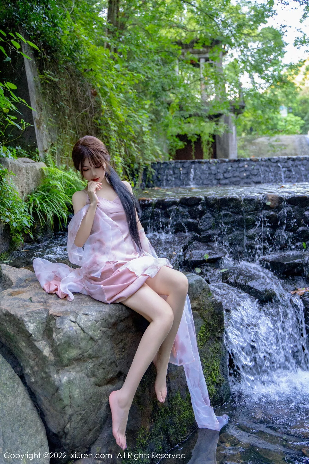 秀人集.com_[XiuRen秀人网]No.5690_模特婠婠么户外拍摄性感淡紫色吊带裙秀曼妙身材靓丽迷人写真81P