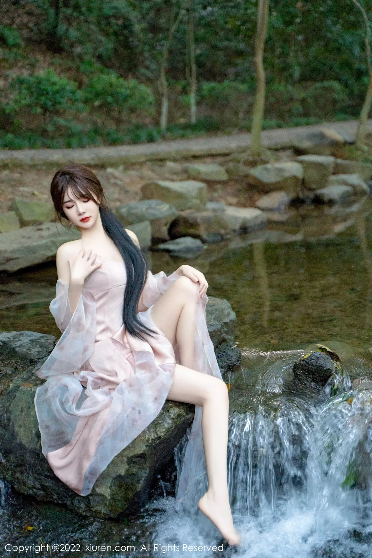 秀人集.com_[XiuRen秀人网]No.5690_模特婠婠么户外拍摄性感淡紫色吊带裙秀曼妙身材靓丽迷人写真81P