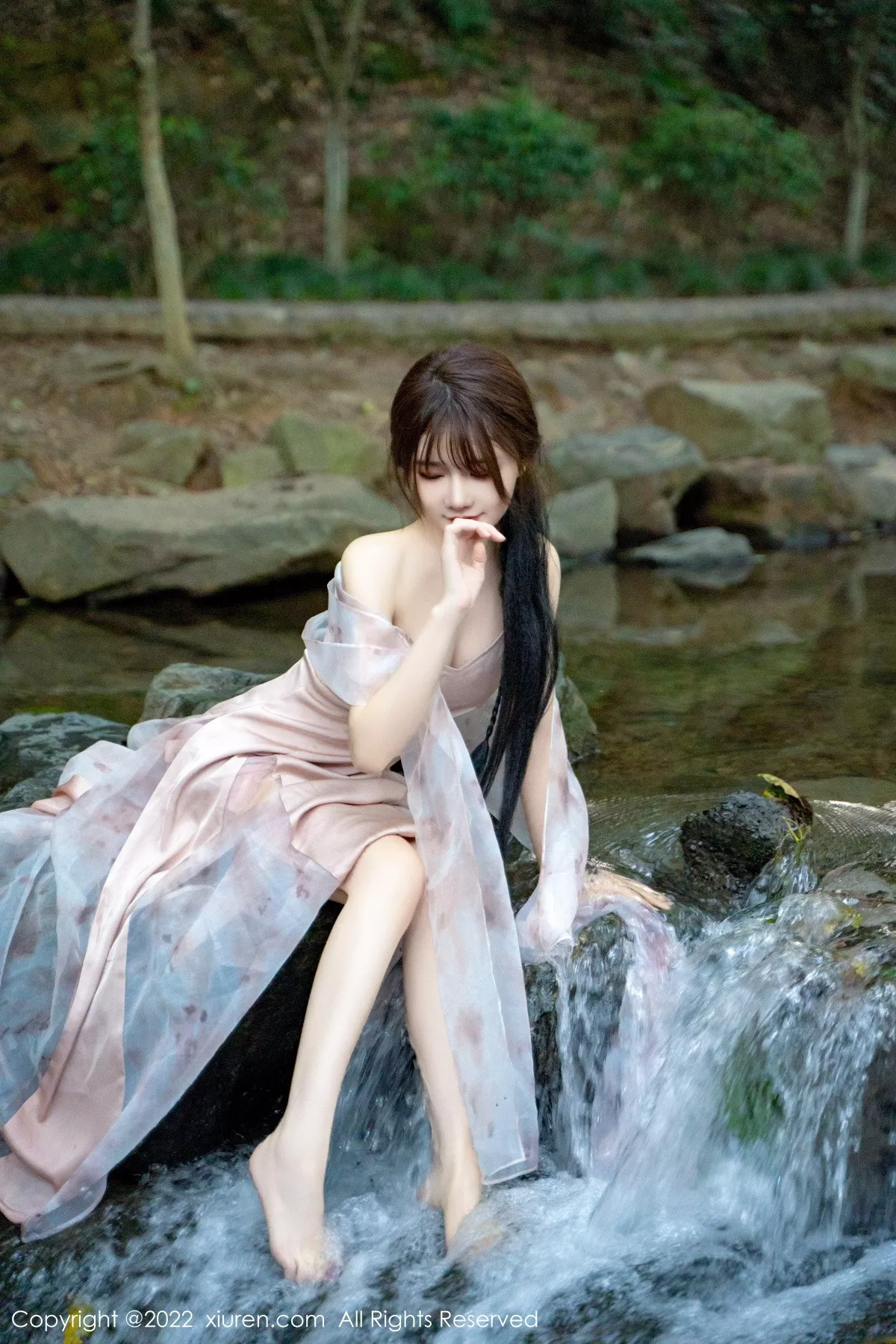 秀人集.com_[XiuRen秀人网]No.5690_模特婠婠么户外拍摄性感淡紫色吊带裙秀曼妙身材靓丽迷人写真81P