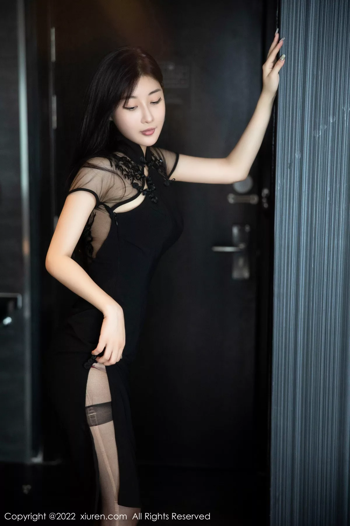 秀人集.com_[XiuRen秀人网]No.5691_模特顾楚楚maily性感黑色旗袍服配魅惑黑丝秀美腿甜美迷人写真86P