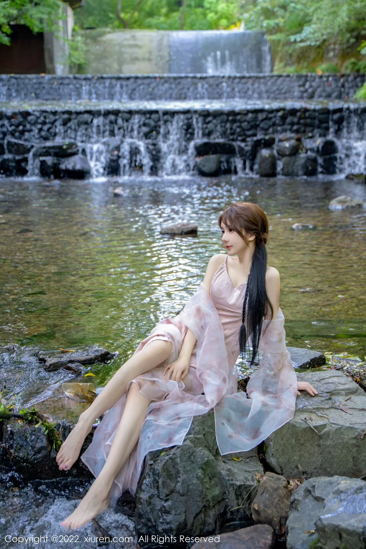 秀人集.com_[XiuRen秀人网]No.5690_模特婠婠么户外拍摄性感淡紫色吊带裙秀曼妙身材靓丽迷人写真81P