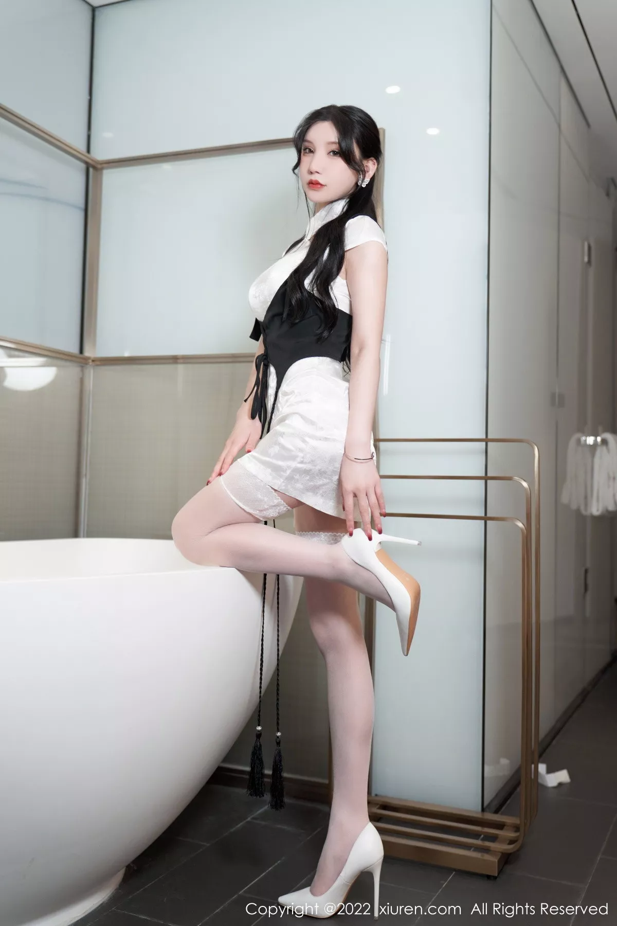 秀人集.com_[XiuRen秀人网]No.5701_女神周于希Sally浴缸场景脱白色旗袍服露白色蕾丝内衣诱惑写真75P