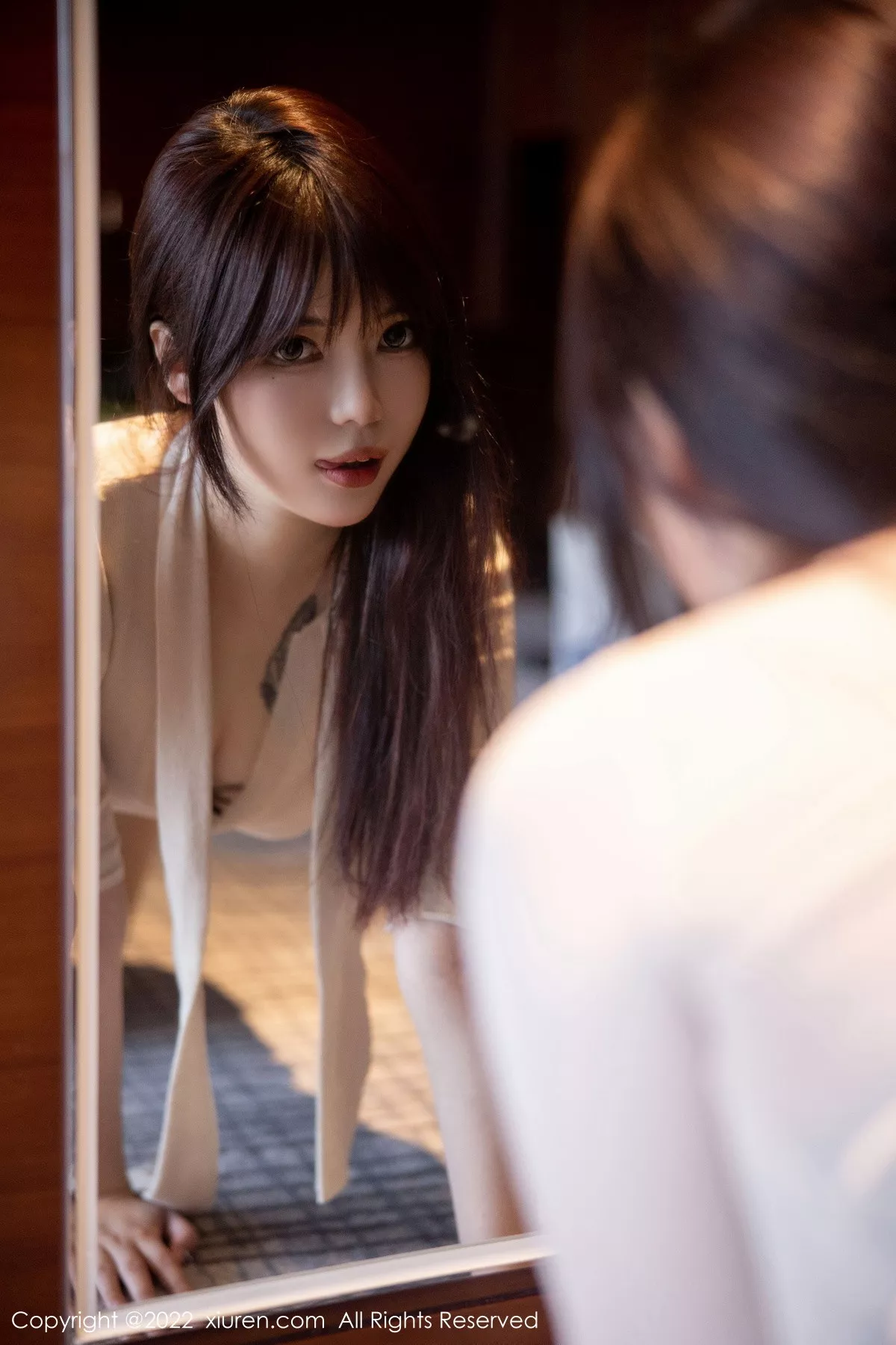 秀人集.com_[XiuRen秀人网]No.5704_模特Arude薇薇浅色上衣配浅蓝灰短裙露黑色蕾丝内衣诱惑写真82P