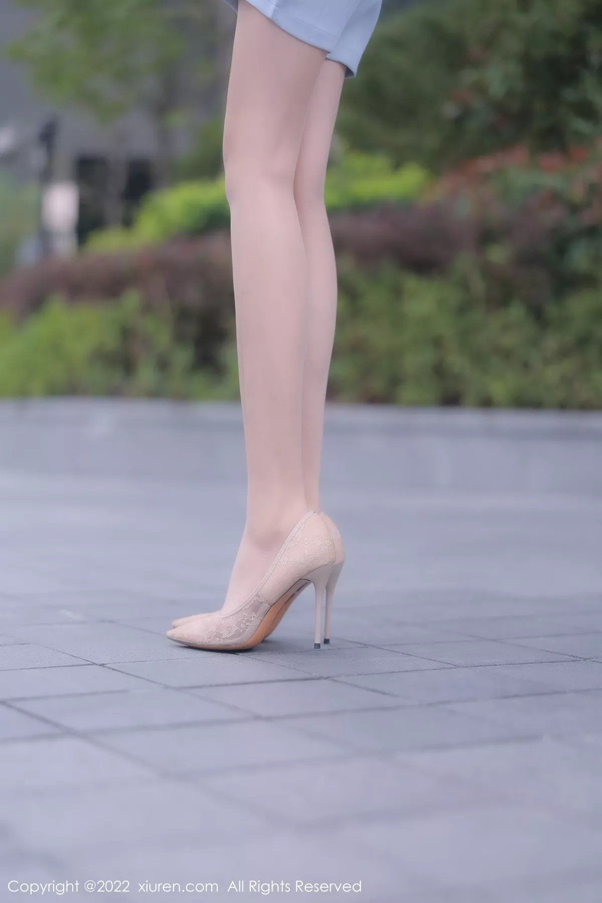 秀人集.com_[XiuRen秀人网]No.5704_模特Arude薇薇浅色上衣配浅蓝灰短裙露黑色蕾丝内衣诱惑写真82P