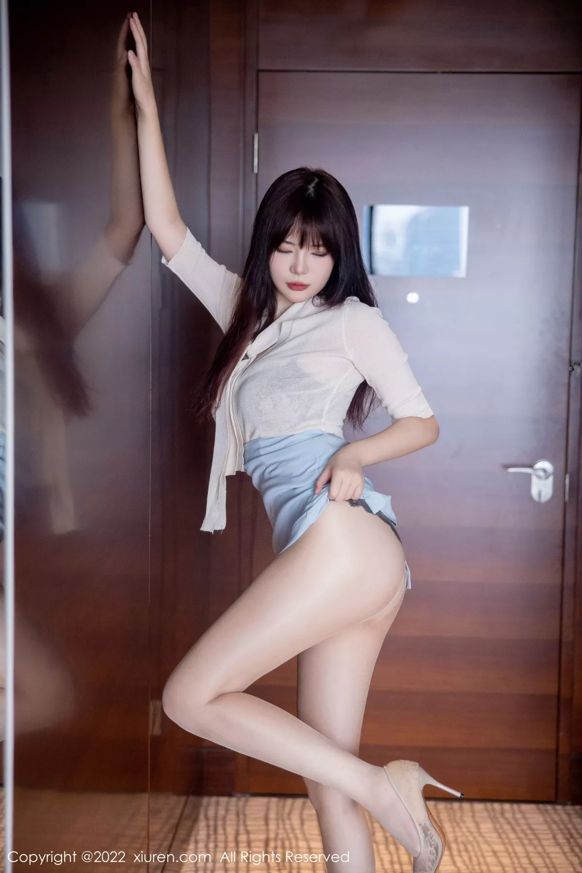 秀人集.com_[XiuRen秀人网]No.5704_模特Arude薇薇浅色上衣配浅蓝灰短裙露黑色蕾丝内衣诱惑写真82P
